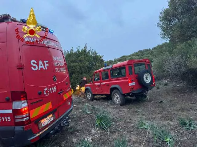 Oliena, cade e si fa male mentre cerca funghi in campagna: soccorsa con l'elicottero