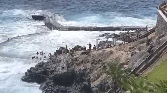 Tragedia a Tenerife, onde anomale travolgono i bagnanti: ci sono vittime