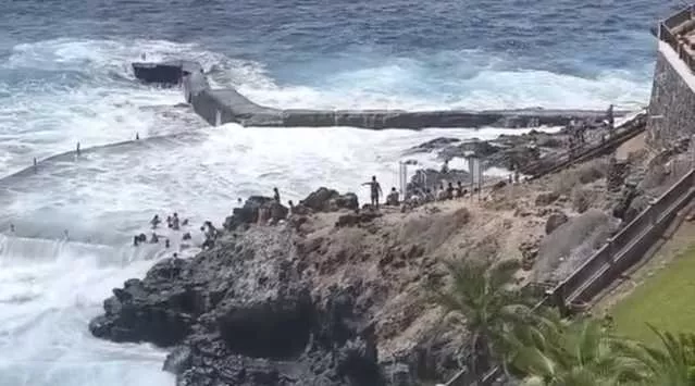 Tragedia a Tenerife, onde anomale travolgono i bagnanti: ci sono vittime