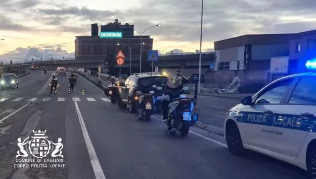 Cagliari, investe una ragazza durante la vigilia di Natale e scappa: si è costituito il conducente dell'auto