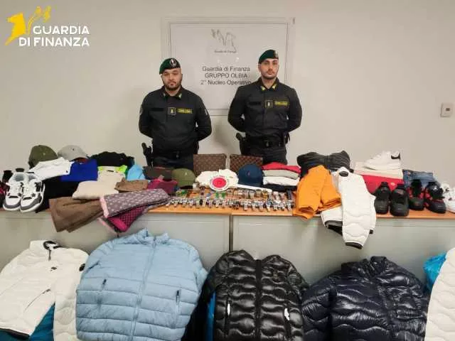 Finiti Rolex, scarpe, borse e vestiti contraffatti: oltre mille capi sequestrati nel nord Sardegna