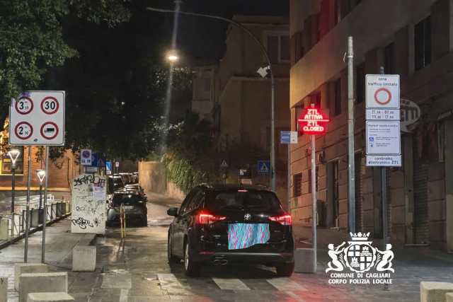 Cagliari, copre la targa con un asciugamano: sanzionato il “furbetto” della Ztl