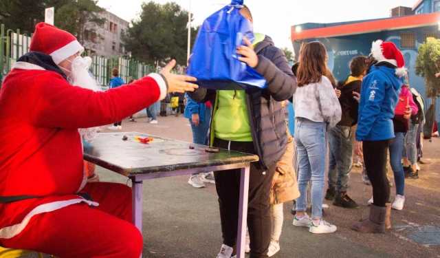 Babbo Natale Consegna Regali 1 Epifania all'Exmè di Pirri, con la distribuzione della spesa arrivano le befane: