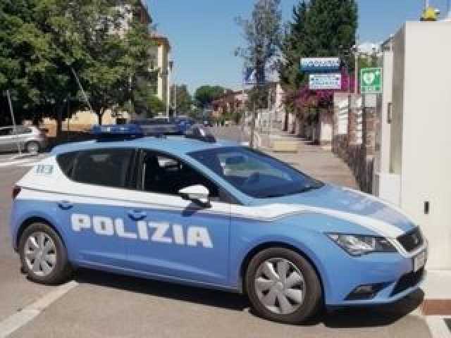 Carbonia, fabbrica un fucile (illegale) e nasconde droga in casa: 41enne arrestato