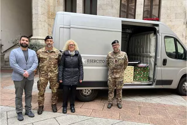Cagliari, i doni raccolti dal Comune per i bambini volano in Libano grazie alla Brigata Sassari 