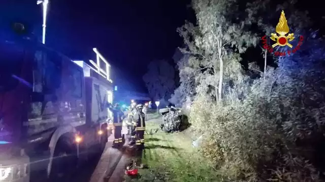 Esce di strada e rimane intrappolato nell'auto: ragazzo soccorso a Budoni