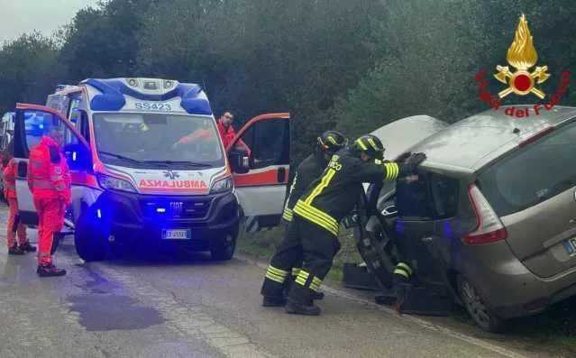 Auto finisce contro un muretto sulla provinciale 56 a Sassari: due feriti portati in ospedale