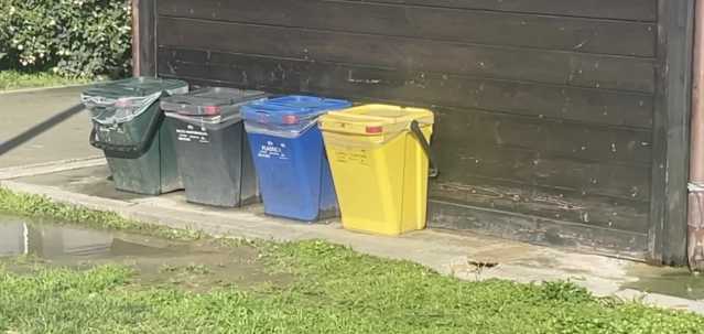 Mastelli Rifiuti, cambiano i colori dei mastelli a partire da giugno: blu per la carta e giallo per la plastica