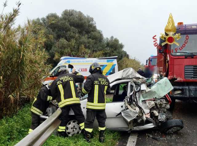 Assemini, pauroso schianto tra auto e camion sulla statale 130