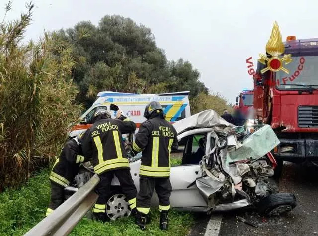 Assemini, pauroso schianto tra auto e camion sulla statale 130
