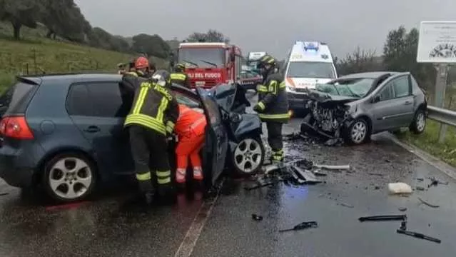 Schianto frontale sulla provinciale 129 nel nuorese: 4 feriti estratti dalle auto