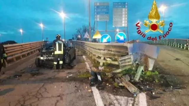 Oristano, perde il controllo dell'auto e si schianta sullo spartitraffico: pauroso incidente