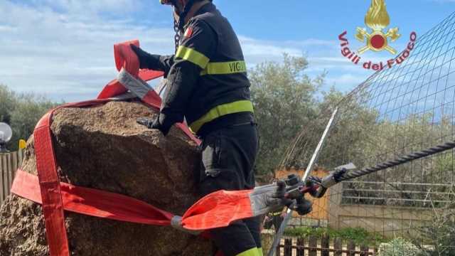 Quartu, cade un masso di granito da 3 tonnellate e mezzo in una casa