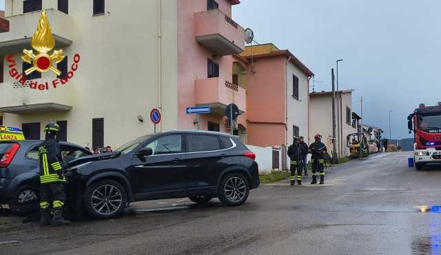 Valledoria, frontale tra due auto in via Fermi: interviene l'elisoccorso