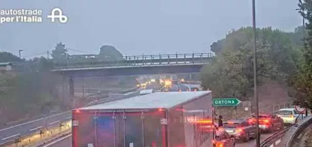 Assalto a un furgone portavalori sulla A14: chiodi, fumogeni e auto bruciate