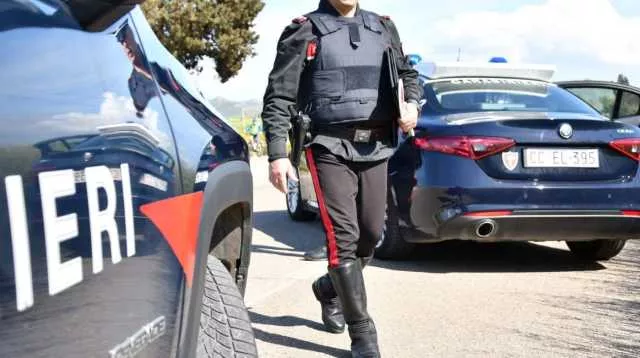 Ubriaco al volante a Sanluri, fugge all'alt dei carabinieri: breve inseguimento per le vie del centro