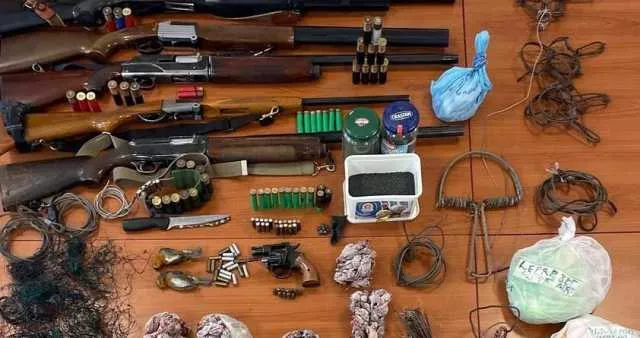 Sarroch, sorpreso mentre cattura due pettirossi: in casa aveva una pistola e fucili modificati, arrestato