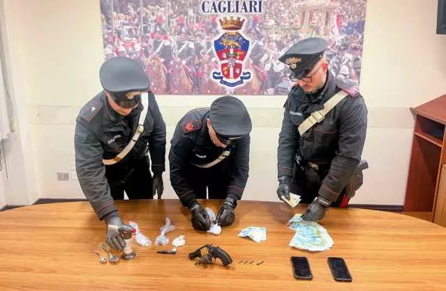 Cagliari, sorpreso nella stanza di un b&b con la cocaina: in casa aveva una pistola