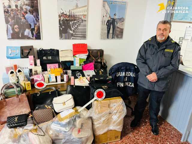 Vendono articoli contraffatti con una diretta sui social: interrotte dalla Gdf