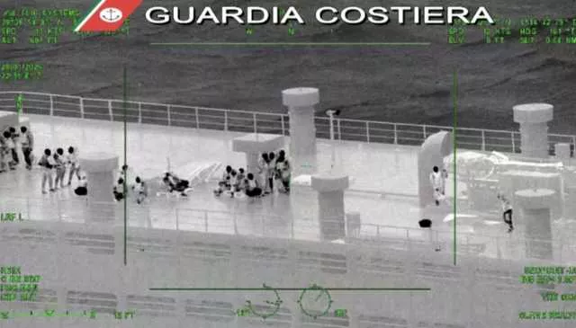 Vento e onde fino a 5 metri: Carloforte, allarme per una nave in avaria con 33 persone a bordo 