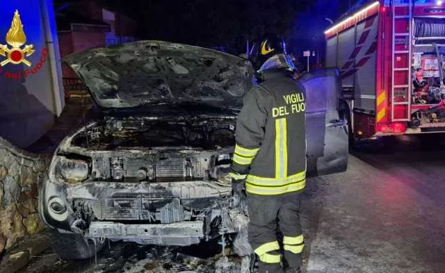 Tre incendi d'auto nella notte a Jerzu, Bosa e Aritzo: indagini in corso
