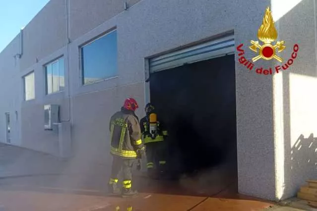 Paura ad Arzachena, fiamme in un deposito di termoidraulica 