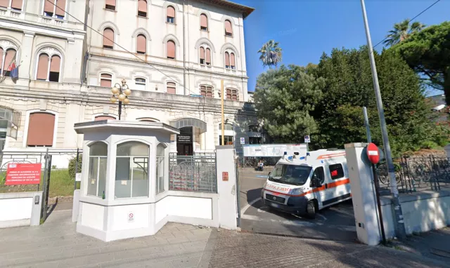 Studente accoltellato da un compagno a scuola, è gravissimo: l'aggressione in Liguria