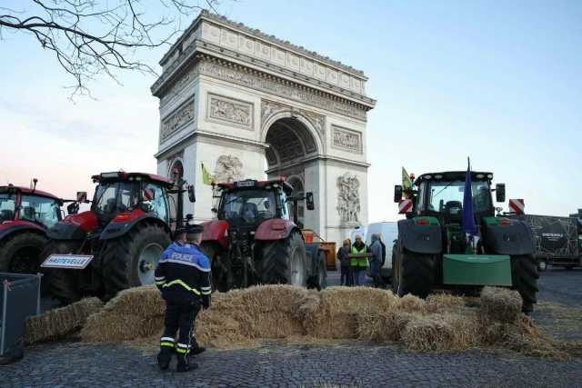 Protesta degli agricoltori a Parigi, trattori sotto l'Arco di Trionfo