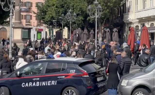 Cagliari, disturba i clienti e aggredisce il dipendente di un bar di piazza Yenne