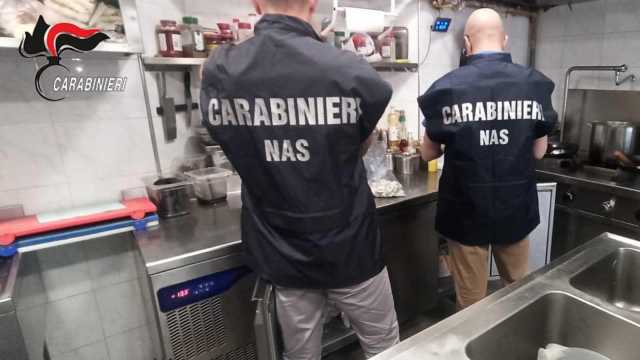 Cagliari, gravi carenze igieniche: chiusa una pizzeria al taglio al Poetto