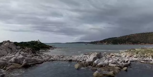 La spiaggia di Punta Molentis quasi scomparsa dopo la mareggiata (Video)