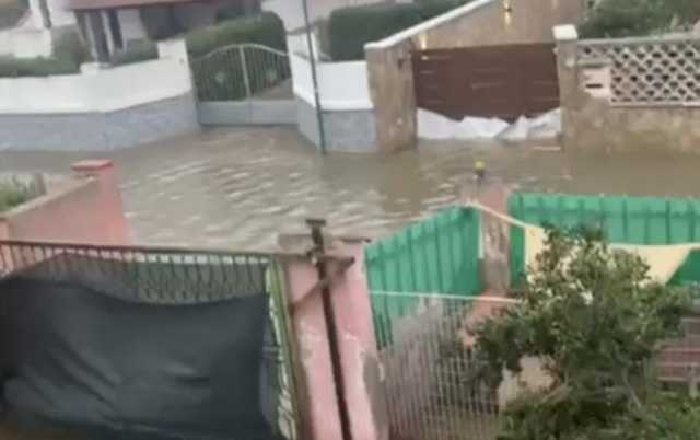 Strade come fiumi a Maddalena Spiaggia, scattano gli interventi di soccorso: il video