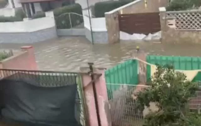 Strade come fiumi a Maddalena Spiaggia, scattano gli interventi di soccorso: il video