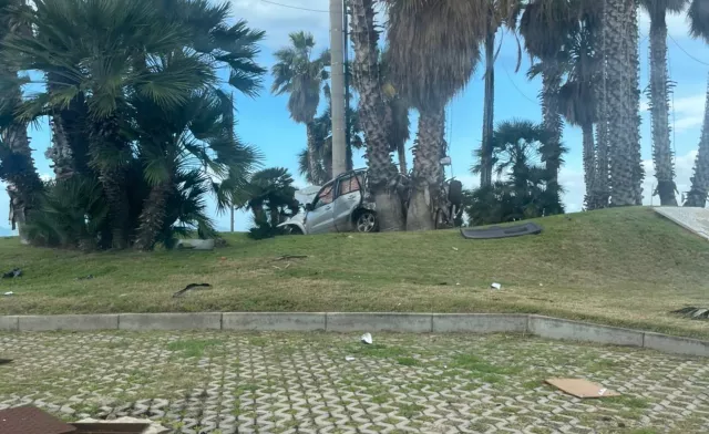 Poetto di Quartu, perde il controllo dell'auto e finisce dentro la rotatoria della Marinella (video)