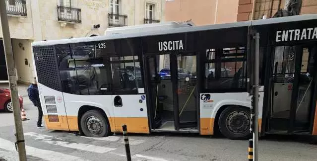 Cagliari, bus Ctm sprofonda in una buca, il consigliere Mura: 