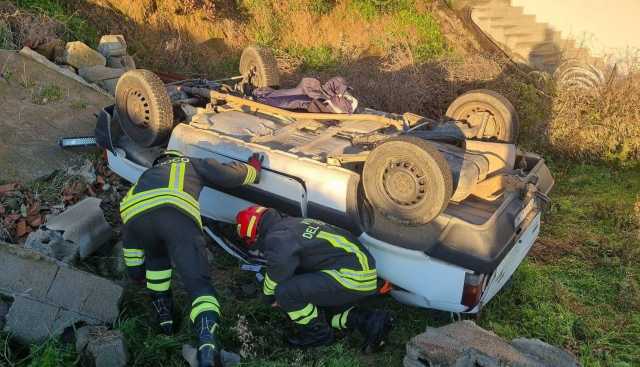Elini, perde il controllo dell'auto e finisce fuori strada facendo un volo di 8 metri: giovane in codice rosso