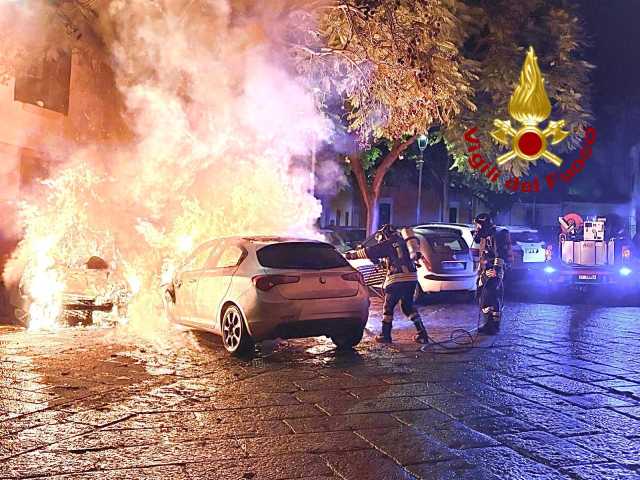 Sassari, due auto e uno scooter distrutti dalle fiamme nel centro storico: indagini in corso
