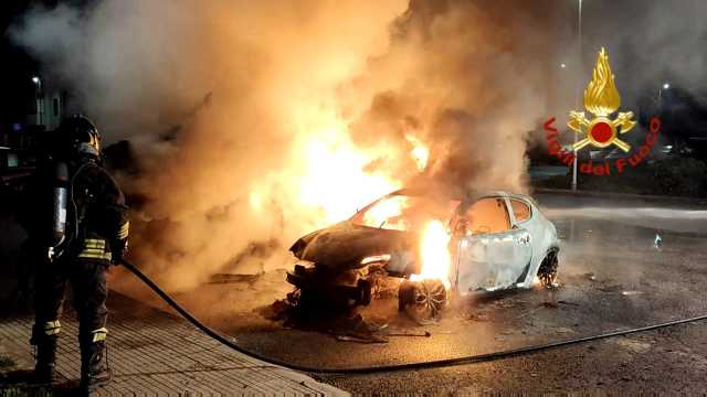 Assemini, auto e camper in sosta distrutti da un incendio nel centro abitato