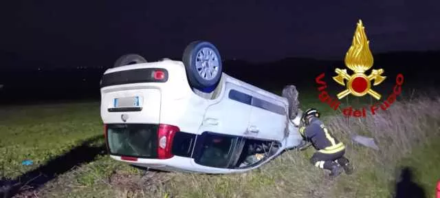 Auto si ribalta sulla statale 132 a Martis: i soccorritori liberano il ferito in auto