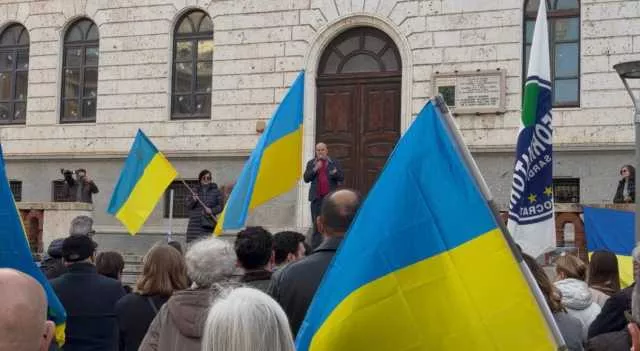 Cagliari, in piazza Garibaldi la manifestazione per l'Ucraina: 