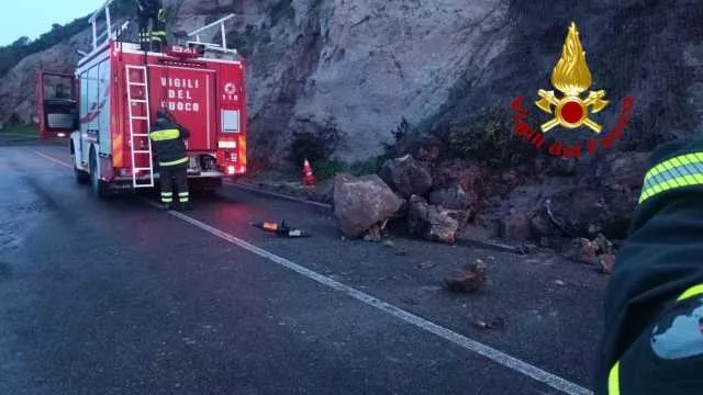 Paura per una frana ad Alghero: grossi massi piombano sulla carreggiata