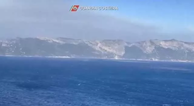 Marinai morti nel naufragio, riprese le ricerche dei corpi: la motovedetta verso il punto dell'affondamento