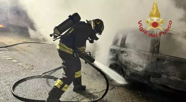 Cagliari, auto distrutta dalle fiamme a Pirri e altre due danneggiate: indagini in corso