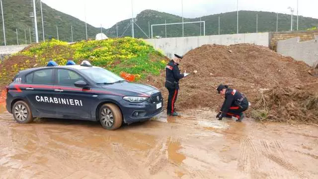 Gonnesa, abbandona rifiuti edili vicino al campo sportivo comunale: denunciato