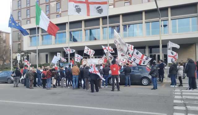 Cagliari, sit-in davanti alla Regione di viale Trento contro la speculazione: 