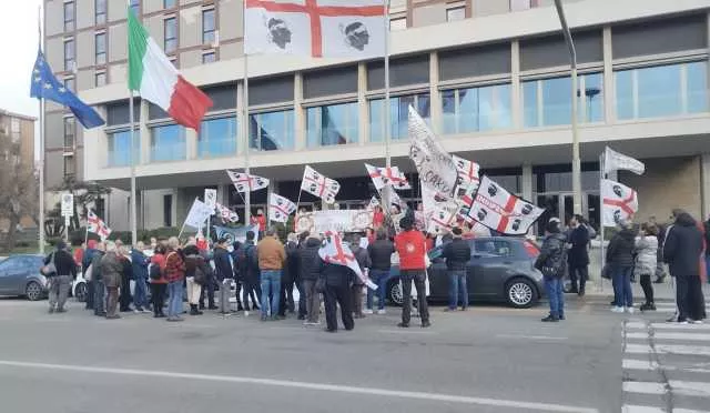 Cagliari, sit-in davanti alla Regione di viale Trento contro la speculazione: 