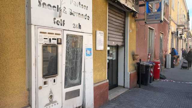 Bomba davanti a una tabaccheria di Quartu: distrutto il distributore automatico (Video)