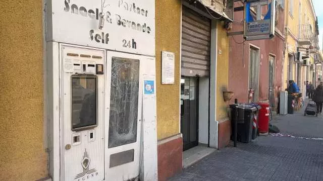 Bomba davanti a una tabaccheria di Quartu: distrutto il distributore automatico (Video)