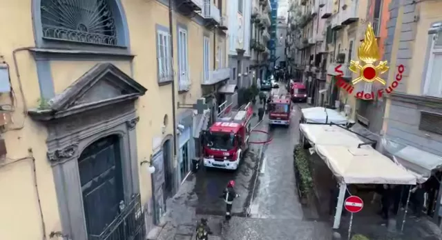 Incendio nel cuore di Napoli, le fiamme distruggono il Teatro Sannazaro: sgomberate 60 persone 