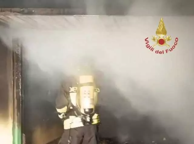 Carbonia, scoppia un incendio in un garage: le fiamme raggiungono il tetto della casa